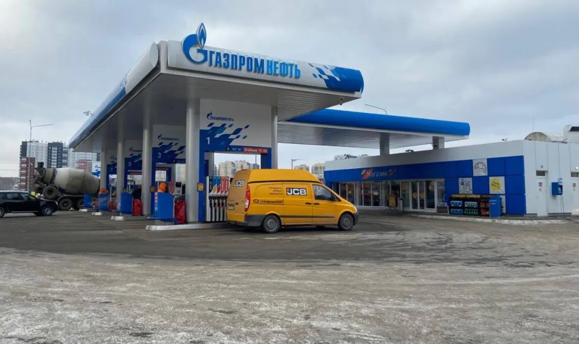 Заправочная станция с навесом